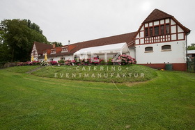 Terrasse und Spielwiese